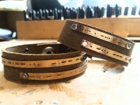 Leren armband met metalen eigen tekst in Morse code 